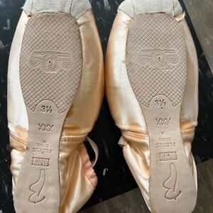 Bloch Cream Ballet Pointe Shoes with Textured Soles